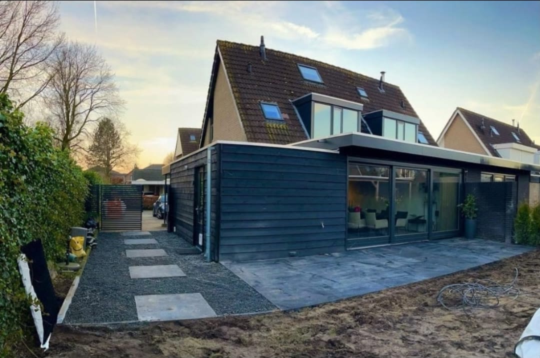 Bestrating rond een aanbouw