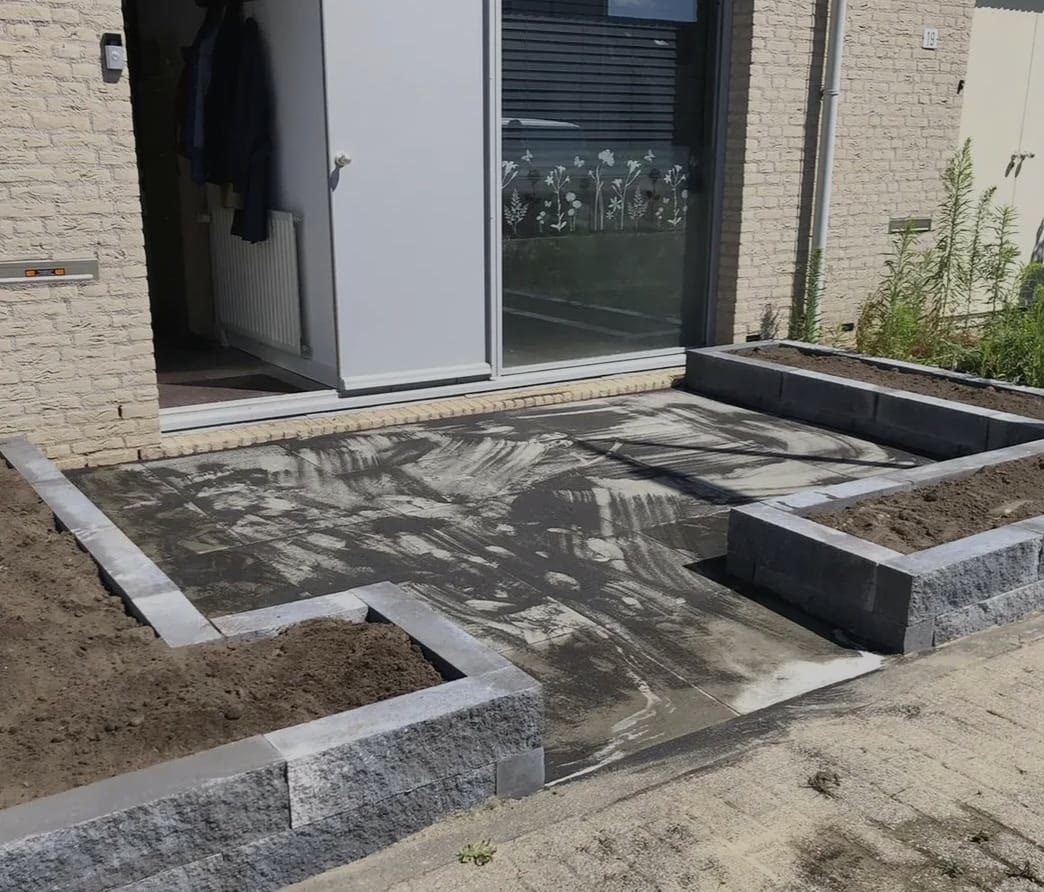Plantenbakken en keerwand van natuursteen