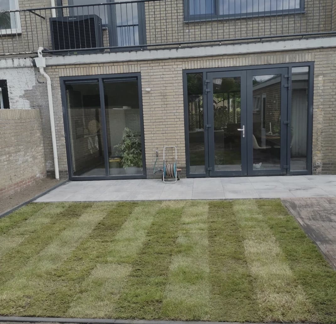 Nieuw gazon met terras