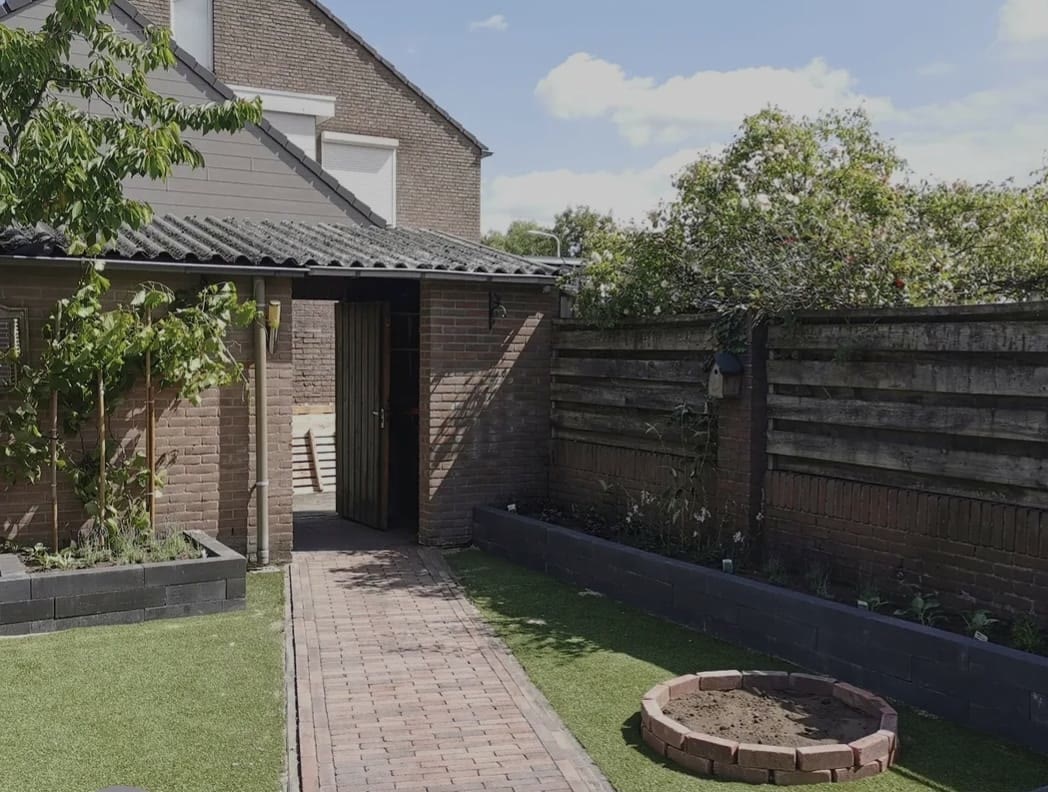 Tuin met kunstgras en klinkerpad
