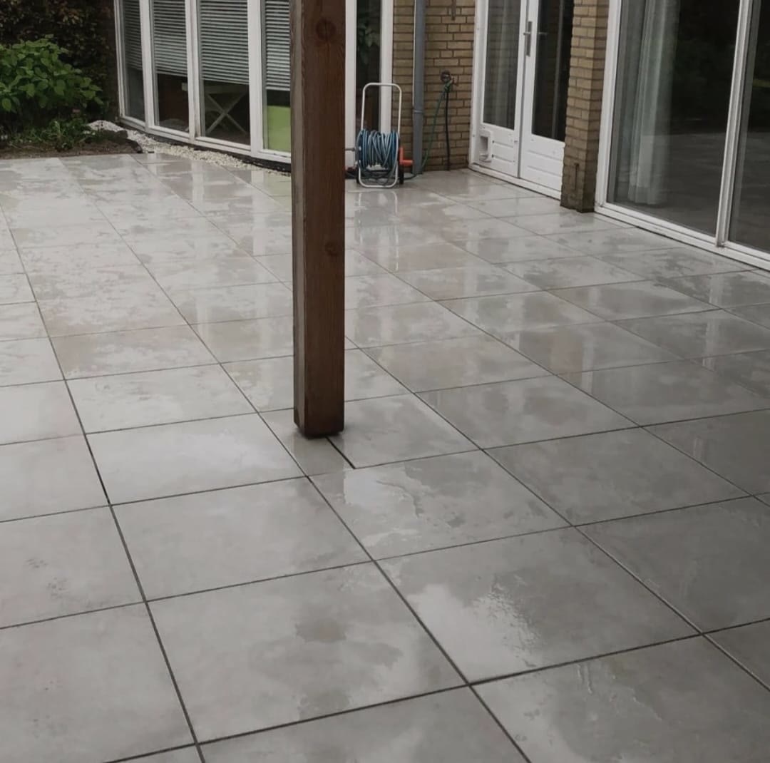 Strak gelegd keramisch terras