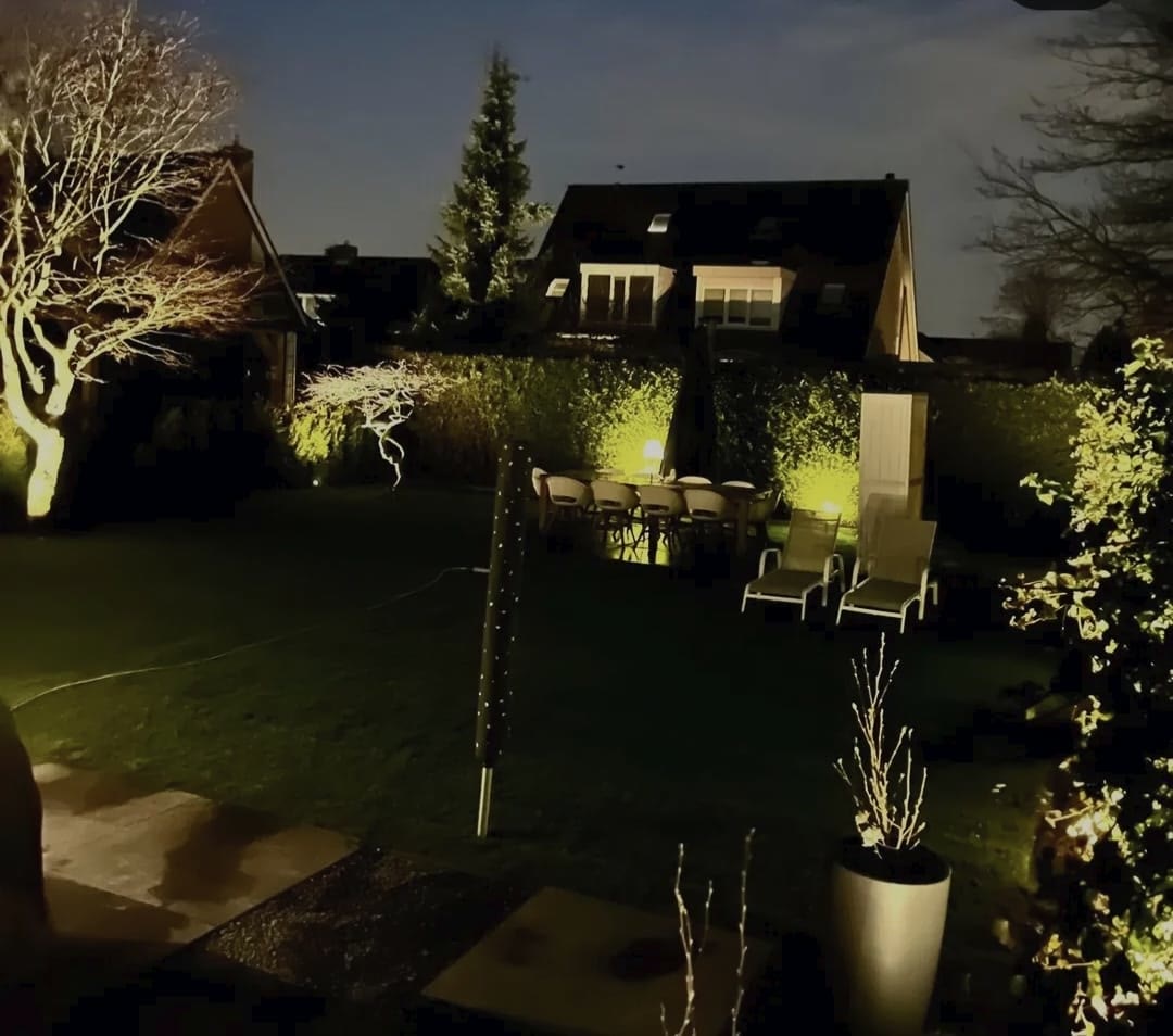 Tuin met sfeervolle verlichting in de avond